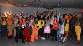 Das Bild zeigt verkleidete Jugendliche die posieren 