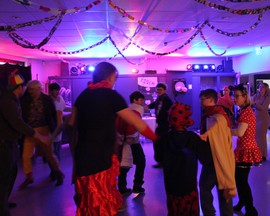 Das Bild zeigt verkleidete Jugendliche die Tanzen