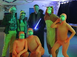 Das Bild zeigt verkleidete Jugendliche die posieren