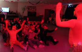 Das Bild zeigt verkleidete Jugendliche die Tanzen